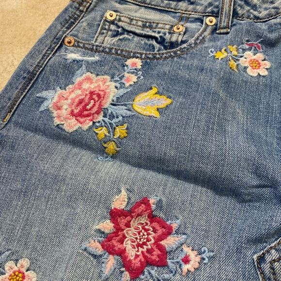 Embroidered Mini Skirt. Size 12 - Picture 4 of 4